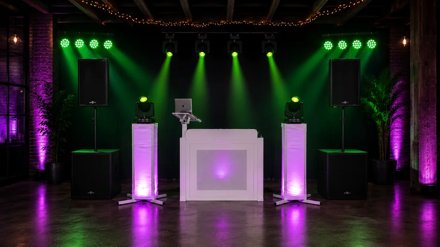Sfeervolle verlichting DJ booth BWNS Verhuur